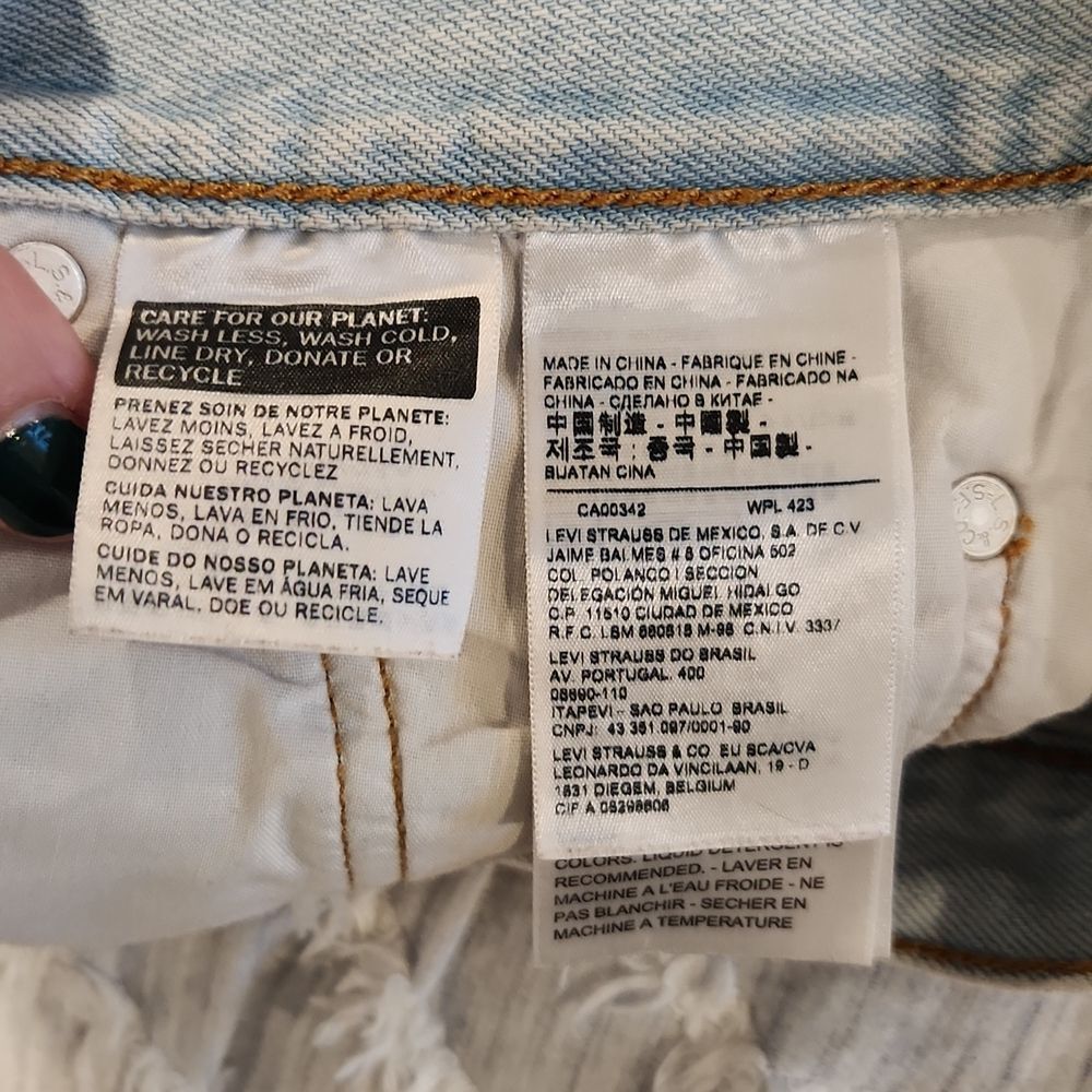 Light wash, button fly high waist Levi's jean shorts size 28! - Picture 3 of 13